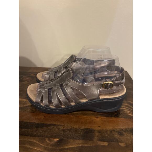 Clarks Bendables Women’s Size 7M Brown Leather Wedge Sandals Buckle Strap - Picture 3 of 7